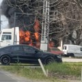 (Video) Drama u Batajnici, crni dim prekrio naselje! Buktinja progutala kamion, vatra se proširila na još jedan teretnjak i…