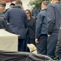 (Video) Pas Duleta Vujoševića ispraća gazdu na večni počinak: Supruga trenera dovela Žutu ispred crkve, dirljiva scena na…