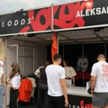 Почела лудница испред Арене пред ФНЦ: Велико интересовање за мајице Џокера Илића