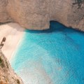 Šok među turistima! Čuvena plaža potpuno zatvorena ove godine. Stroga zabrana pristupa i visoke kazne zbog opasnosti (video)…