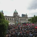 (FOTO) Hiljade ljudi u Belfastu: Okupljeni osuđuju antiimigrantske nerede