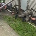 Амерички маршали пропали кроз дрвени трем током упада у кућу криминалца