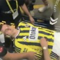 Fudbaler Fenerbahčea se samo srušio: Ležao nepomičan, hitno ga izneli sa terena
