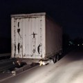 Kamion otišao prikolica ostala, vozač verovatno nije ni primetio da je izgubio teret