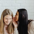 Oni su apsolutni šampioni u tračarenju: Jednom znaku horoskopa ništa ne promiče, a komšijski abrovi su im svakodnevica! Evo…