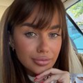 (Foto) Aleksandra zablistala na prvom porodičnom slavlju kod Živojinovića: Pojavila se u beloj haljini od čipke, Viktor ne…