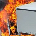 Запалио се камион на граничном прелазу Сремска Рача: Мост у пламену