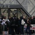 Demonstranti u Parizu blokirali ulaz u Luvr: Posetioci ostali ispred vrata muzeja (video)