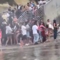 Ljute morske zveri rasterale kupače Ljudi u panici beže glavom bez obzira (video)