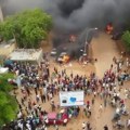 Demonstranti zapalili vrata francuske ambasade u Nigeru, klicali Putinu