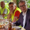 "Prvo, i poslednje za danas" Vučić domaćinski, seo sa radnicima u Petrovcu na Mlavi, pa otrorili po pivo (foto)