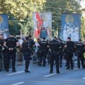 U Beogradu grupa ljudi protestuje zbog Prajd šetnje