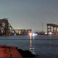 Спасиоци траже 20 људи у реци после пада моста у Балтимору