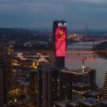 Spektakularni prizori na kuli Beograd Zastave Kine i Srbije zasijale iznad reke (video)