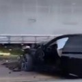 Težak udes na Pančevačkom mostu: Sudar 2 automobila i kamiona! BMW skroz uništen, drugi auto zaglavljen (video)