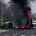 Goreo autobus u Železniku Vatra gutala vozilo na liniji 521, vatrogasci odmah reagovali (video)