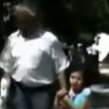 Majko mila, da li je ovaj čovek normalan? Turčin nosi kavez na glavi, kad čujete razlog, zanemećete! (video)