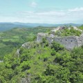 Misteriozno utvrđenje na tari prati krvava legenda Niko ne zna kad je Solotnik tačno izgrađen, pohodili ga lovci na blago…