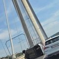 (Foto) drama na mostu na Adi: Prevrnuo se automobil, stvaraju se ogromne gužve u saobraćaju