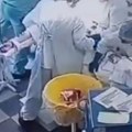 Razoran zemljotres ih zatekao u operacionoj sali: Snimljena reakcija ruskih lekara dok zemlja grmi i trese se!