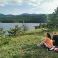 Niče nova atrakcija na Zlatiboru: Zlatni grad na Ribničkom jezeru čuva prirodno i zdravo okruženje