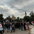 U više mesta okupljanja protiv blokada, narodna muzika i identični transparenti: U Obrenovcu primećeni bajkeri bez tablica