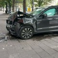 Vazdušni jastuci im sačuvali glave: Poznato stanje putnica iz automobila koji se zakucao u zgradu kod Slavije