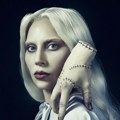 Peva na groblju punom jezivih lutaka: Lejdi Gaga neprepoznatljiva VIDEO