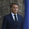 Makron: Nato treba da jače odgovara na provokacije Rusije, ali da ne obara avione