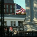 Багер руши источно крило Беле куће док почиње изградња Трампове балске сале (ФОТО)