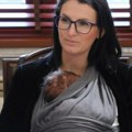S naslednikom u parlament Poslanica donela bebu staru 38 dana na skupštinsku sednicu i poručila: "Mesto joj je sa mnom"