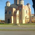 (Video) Hrišćanski, nema šta! Pokrali zasađene ruže pokraj crkve na Novom naselju, pa nestali u noći. Sve snimljeno s terase!…
