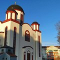 (Video) Hrišćanski, nema šta! Pokrali zasađene ruže pokraj crkve na Novom naselju, pa nestali u noći. Sve snimljeno s terase!…