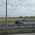 Kolona duga 2 kilometra, delovi vozila rasuti po putu Teška nesreća na autoputu kod Kovilja, automobilom se zakucao u…