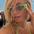 "Evo na šta je pao Aleksej Bjelogrlić": Sara Jo u nikada izazovnijem izdanju na Ibici, pokazala bujni dekolte