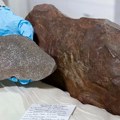Godinama čuvao kamen težak 17 kg, verujući da je unutra zlato: Nije ni slutio šta zapravo drži u rukama (video)