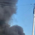 (Foto) buktinje nasred puta: izgorela 2 automobila Jedan buknuo kod tržnog centra u Novom Sadu, drugi kod Zrenjanina