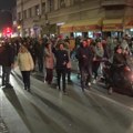Na više lokacija u Kragujevcu građani se okupljaju i proslavljaju izborni ishod