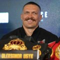 Svetski bokserski šampion Usik potpisao ugovor sa ukrajinskim fudbalskim klubom