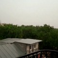 "Ne možemo da otvorimo vrata od terase od oluje": Nevreme u Subotici pravi haos: Duva jak vetar, munje paraju nebo (video…