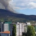 Požar na brdu iznad kosovske Mitrovice: Crn dim zaklonio nebo, gori nadomak strelišta koje koristi Kfor (video)