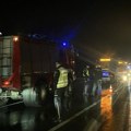 Teška nesreća u stepojevcu: Više osoba povređeno u sudaru autobusa i automobila: Putničko vozilo smrskano (foto)