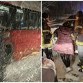 Драматична евакуација из завејаног аутобуса: Ватрогасци извукли 24 особе, акција трајала целу ноћ ФОТО