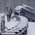 "Zarobljeni smo 20 sati u kolima" Sneg napravio haos u Evropi, meteorološke agencije ne prestaju da šalju upozorenja (video)