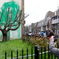 Benksi naslikao novi mural u Londonu Fotografi se sjatili oko golog drveta