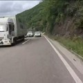 Драматичан снимак са Златибора: Претицао камион, па се умало закуцао у мотор при великој брзини: Од погледа на ово подилази…