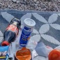 "Druže, ovo je carska gozba" Paradajz turista snimio šta jede na plaži i oduševio korisnike mreža (video)