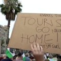 VIDEO: Građani Barselone protestovali protiv masovnog turizma, prskali turiste iz vodenih pištolja