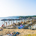 Ležaljke na plaži su prošlost: Tri Srbina na plaži u Grčkoj su izmislili novi način uživanja koji se neće svideti…