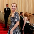 Satenske špicaste baletanke su novi trend, a Dženifer Lorens ih nosi čak i na high fashion zabave